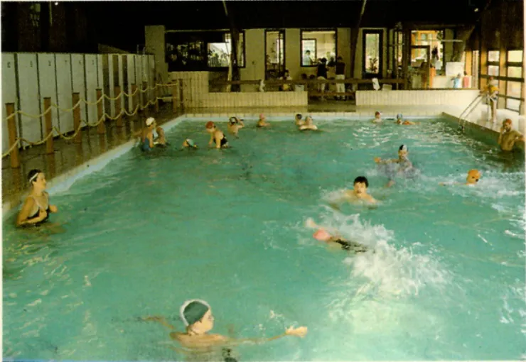 La piscine communale couverte à la fin des années 1980, avant sa transformation en atelier d'assemblage.